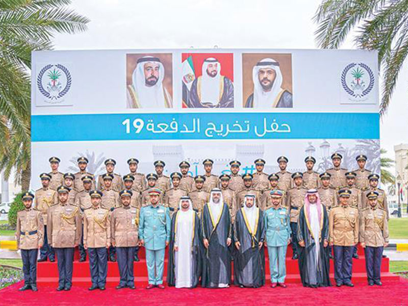 اضغط لمشاهدة الصور: لقطة إنسانية مؤثرة خلال حفل تخريج الدفعة الـ 19 بأكاديمية العلوم الشرطية بالشارقة